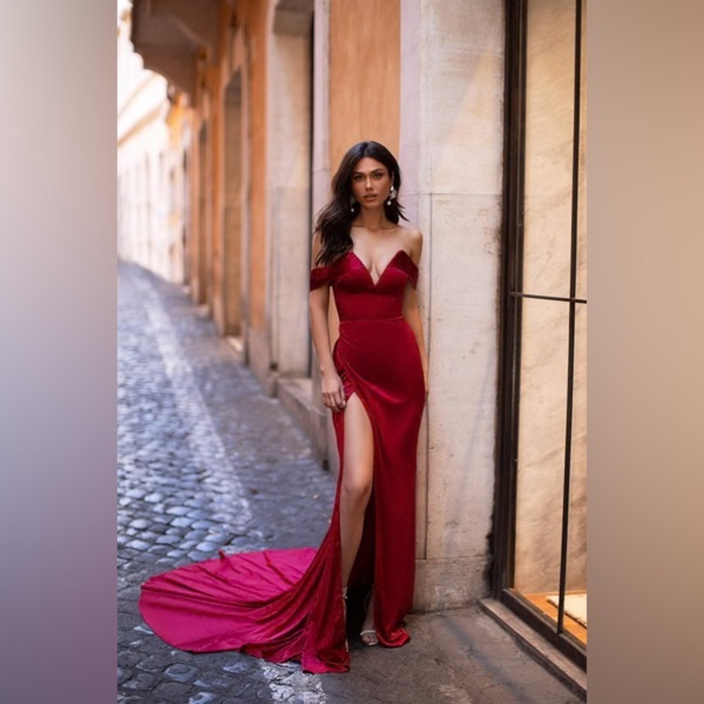 Alamour Lorenza Wine Red Satin Formal Maxi Dress Gown Size Small Retails $375